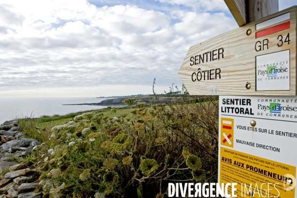 Bretagne.Sentier cotier, sentier littoral.Le GR 34 a la pointe saint Mathieu