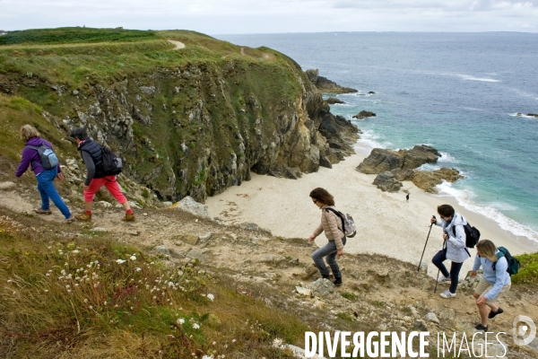 Bretagne.La pointe de Corsen.Randonneuses sur le sentier cotier