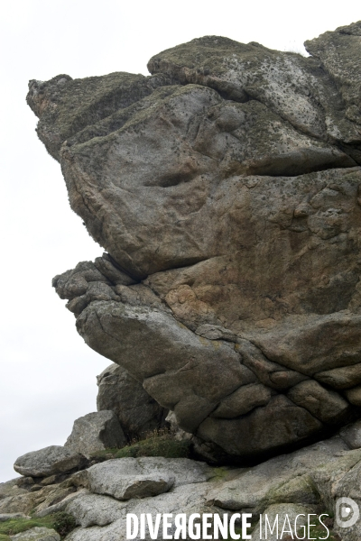 Bretagne.Rocher en forme de tete de monstre  sur la presqu ile de saint Laurent