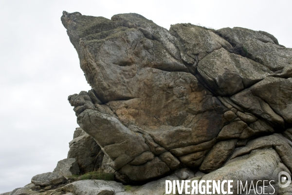 Bretagne.Rocher en forme de tete de monstre  sur la presqu ile de saint Laurent
