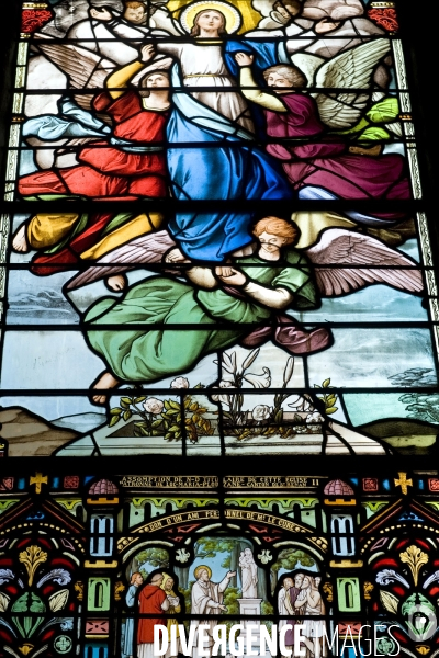 Bretagne.L eglise Notre Dame de Liesse.Vitrail representant l assomption de Marie portee par des anges