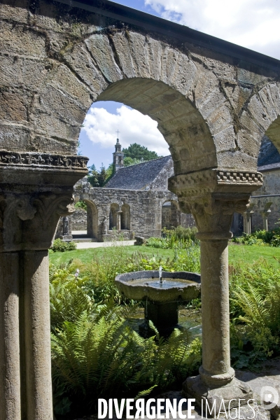 Bretagne.Le cloitre roman et sa vasque a l abbaye de Daoulas.