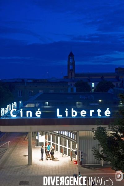 Bretagne.Le cinema multiplexe cine Liberte vu de nuit