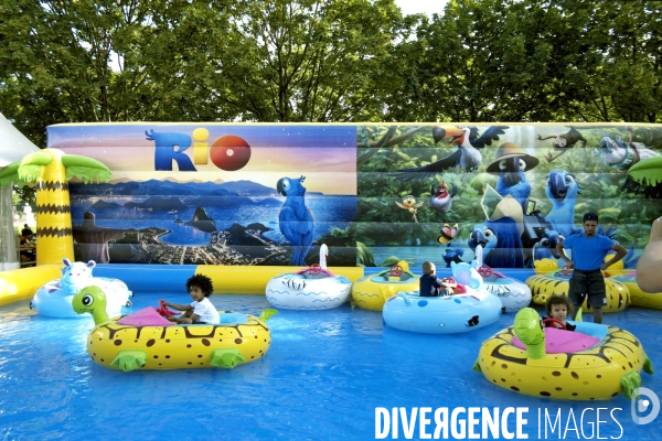 Illustration juillet 2016.Fete foraine dans les jardins des Tuileries.Un bassin avec des bateaux gonfables dans un decor tropical
