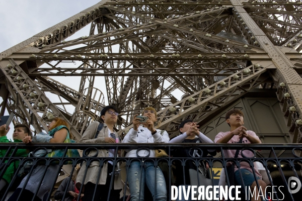 Illustration juillet 2016.Touristes asiatiques a la tour Eiffel