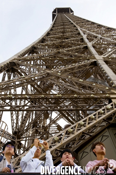 Illustration juillet 2016.Touristes asiatiques a la tour Eiffel