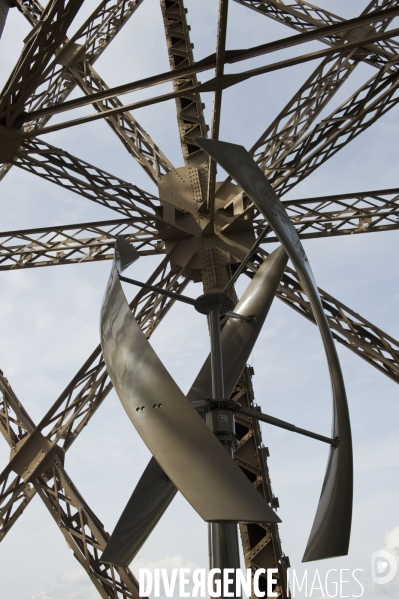 Illustration juillet 2016..Une des deux eoliennes  installee a 127 metres de hauteur sur  la tour Eiffel