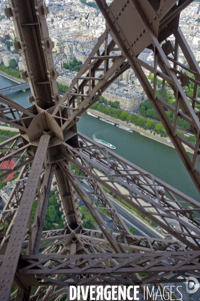 Illustration juillet 2016.La structure mettalique de la tour Eiffel