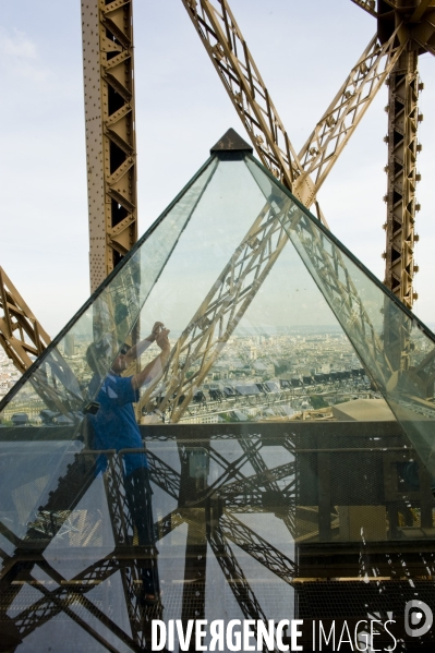 Illustration juillet 2016.Un visiteur photographie la structure metallique du monument.