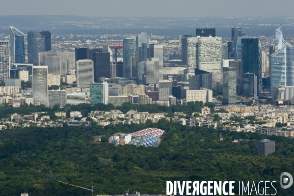 Illustration juillet 2016.Vue aerienne du jardin d  acclimatation, de la fondation Louis Vuitton et des tours de la Defense