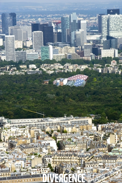 Illustration juillet 2016.Vue aerienne du jardin d  acclimatation, de la fondation Louis Vuitton et des tours de la Defense