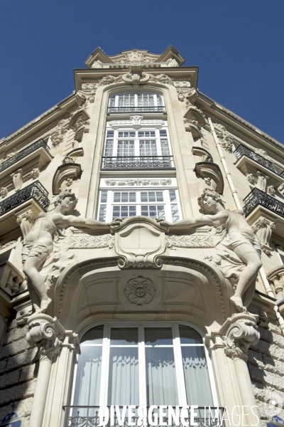 Illustration juillet 2016.Immobilier.Un bel immeuble d angle avec deux sculptures de femmes en facade