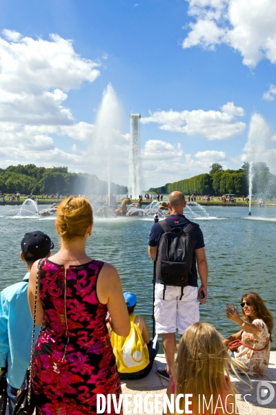 Waterfall, dans le grand canal du chateau de Versailles,une oeuvre de l artiste dano-islandais Olafur Elissson