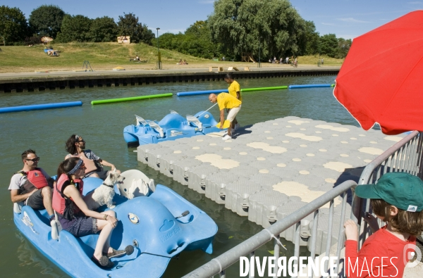 L ete du canal.Paddle et pedalo au port au loisirs