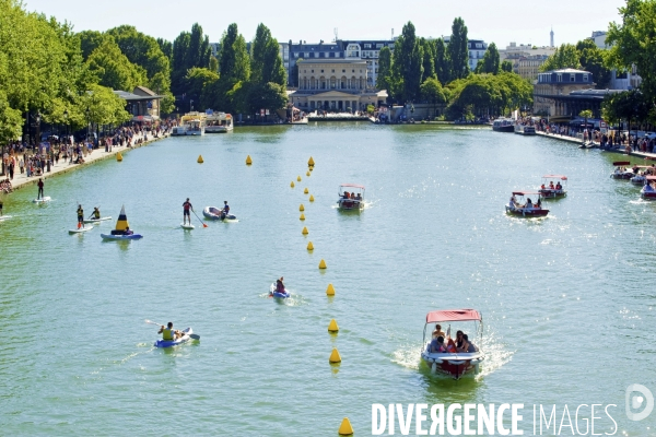 Activites nautiques dans le cadre de Paris Plages au bassin de la Villette.