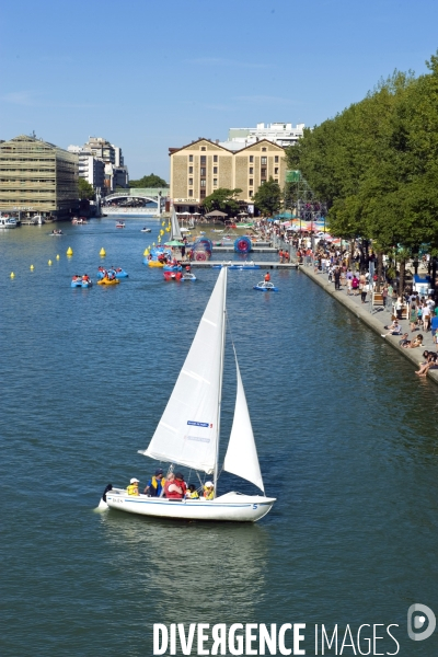 Activites nautiques dans le cadre de Paris Plages au bassin de la Villette.