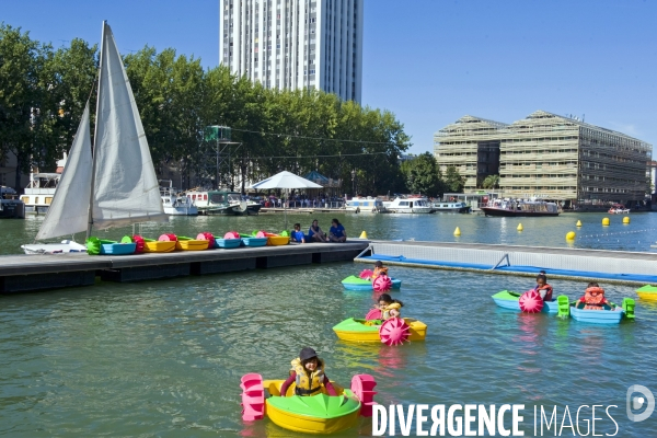 Activites nautiques dans le cadre de Paris Plages au bassin de la Villette.