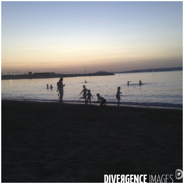 Une plage marseillaise entre chien et loup