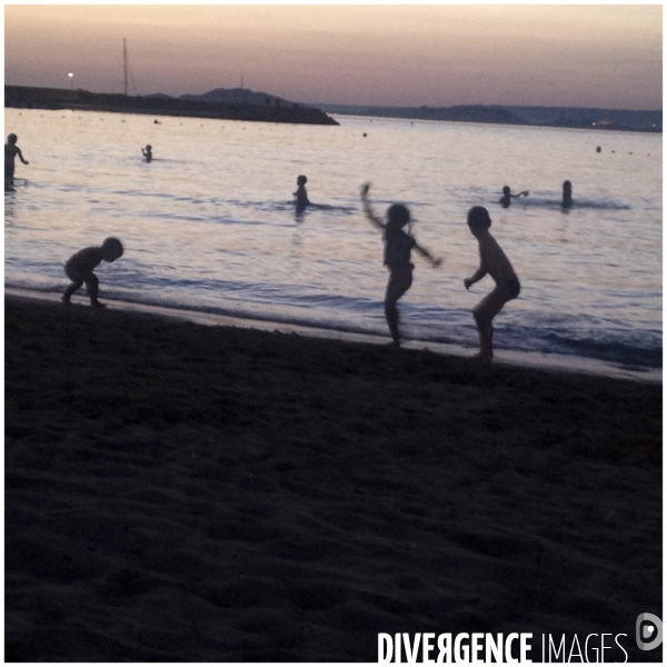 Une plage marseillaise entre chien et loup