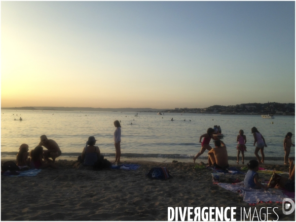 Une plage marseillaise entre chien et loup