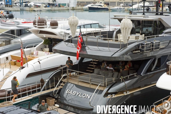 Porto Adriano, sur l ile de Palma de Majorque, une marina de luxe concue par Philippe Starck