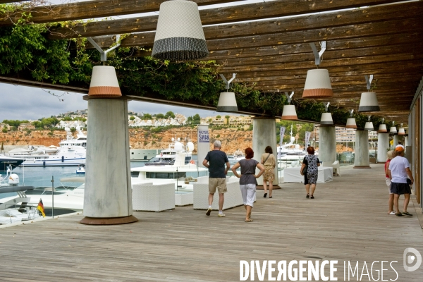 Porto Adriano, sur l ile de Palma de Majorque, une marina de luxe concue par Philippe Starck