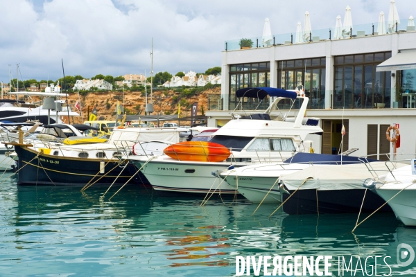 Porto Adriano, sur l ile de Palma de Majorque, une marina de luxe concue par Philippe Starck