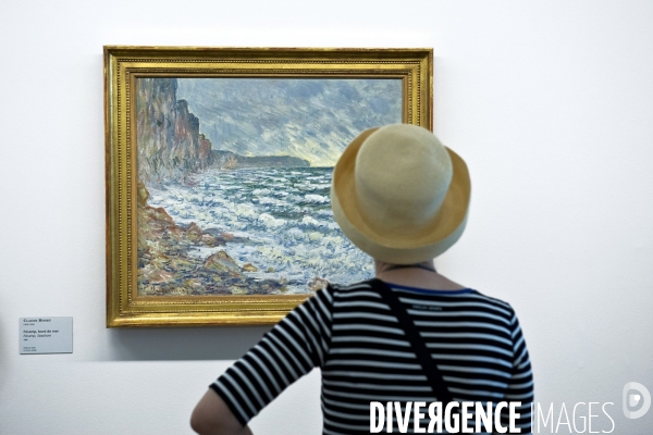 Le Havre. Au musee d art moderne andre Malraux, une femme devant un tableau de Claude Monet. Fecamp bord de mer