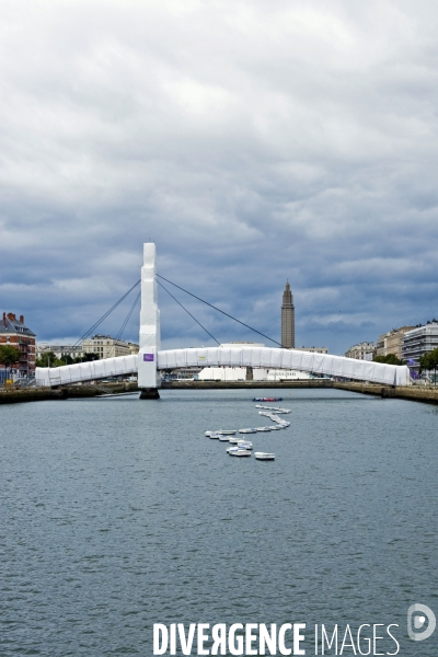 Christo au Havre ? Non, le pont haubane concu par l architecte Guillaume Gillet en 1969, fait l objet d une renovation avant les fetes du 500 eme anniversaire de la ville, l annee prochaine.