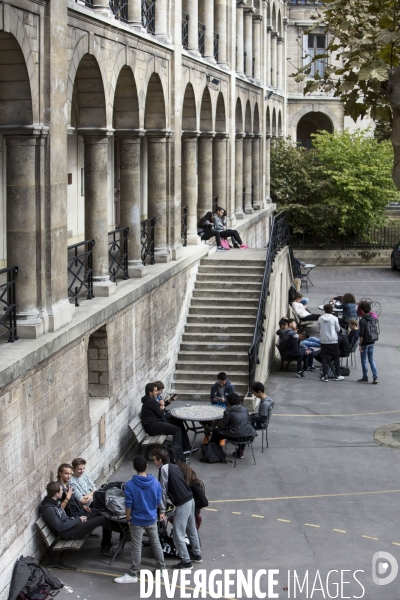 Illustration dans des lycées et collèges d Île de France