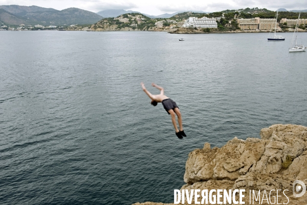 Illustration Aout2016.Un ado fait un saut du haut d une falaise du port