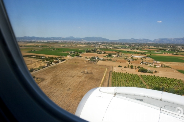 Illustration Aout2016.Survol de la campagne majorquine a l atterissage a l aeroport de Palma de Majorque.