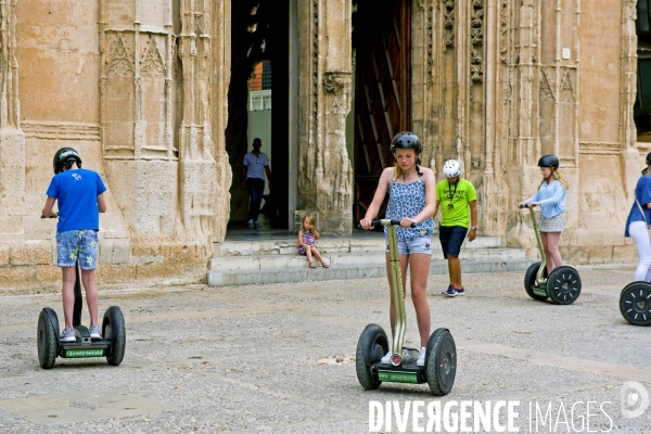 Illustration Aout2016.Apprentissage du Segway sur la placette devant la halle, la lonja.