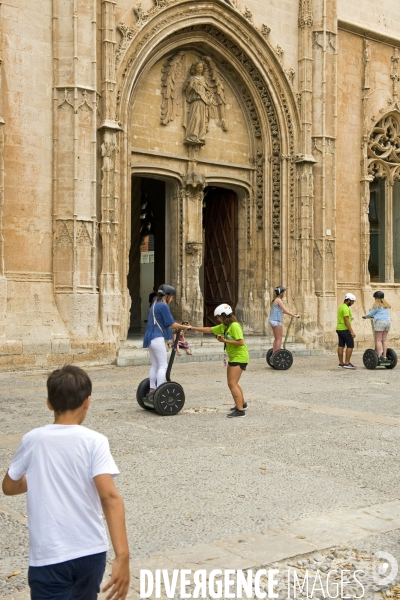 Illustration Aout2016.Apprentissage du Segway sur la placette devant la halle, la lonja.