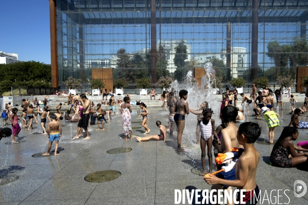 Illustration Aout2016.Canicule a Paris.Foule sous les jets d eau du parc andre Citroen