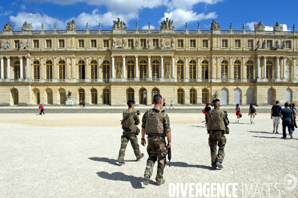 Illustration Aout2016.Militaires patrouillant au chateau de Versailles.