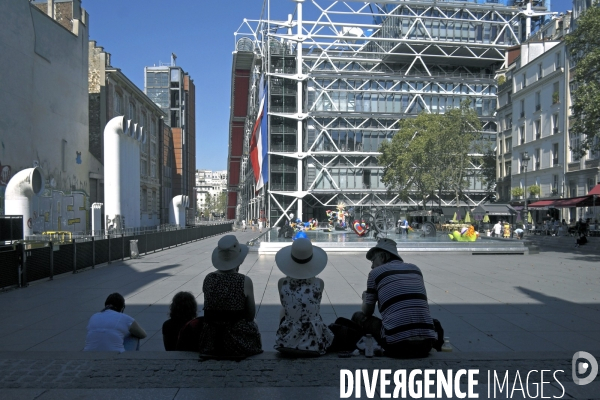 Illustration Aout2016.Trois touristes pic niquent place Igor Stravinky,du centre Pompidou et de la fontaine de Niki de saint Phalle