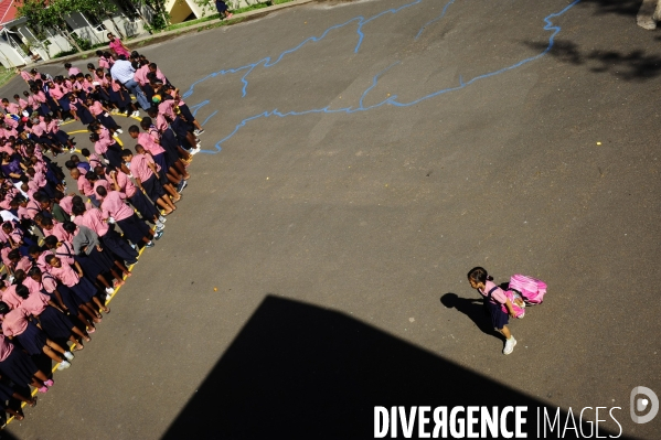 Une histoire de tenue scolaire  : l uniforme à l école.  Ecoles et uniformes dans des pays multi ethniques et de differentes convictions religieuses  . Ile Rodrigues , dans l ocean indien