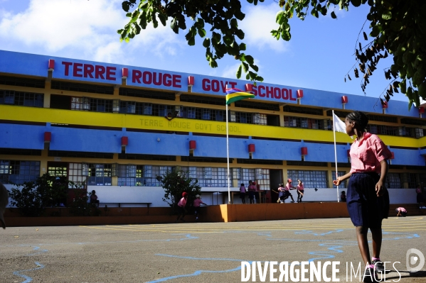 Une histoire de tenue scolaire  : l uniforme à l école.  Ecoles et uniformes dans des pays multiraciaux et de differentes convictions religieuses  . Ile Rodrigues , dans l ocean indien