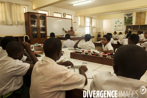 Une histoire de tenue scolaire  : l uniforme à l école.  Ecoles et uniformes dans des pays multiraciaux et de differentes convictions religieuses  . Ile de Rodrigues , dans l ocean indien