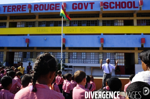 Une histoire de tenue scolaire  : l uniforme à l école.  Ecoles et uniformes dans des pays multiraciaux et de differentes convictions religieuses  . Ile Rodrigues , dans l ocean indien