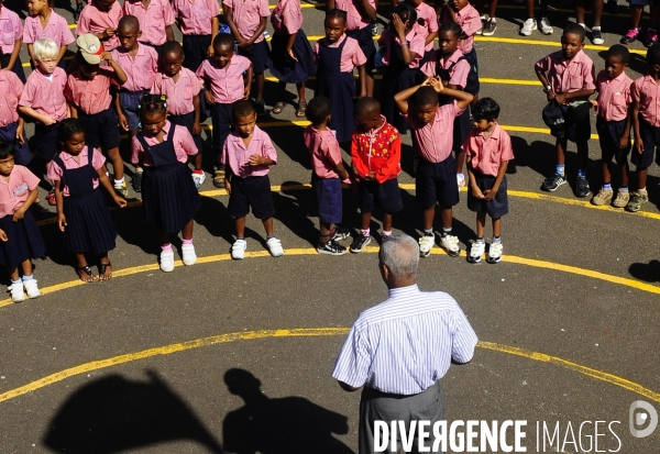 Une histoire de tenue scolaire  : l uniforme à l école.  Ecoles et uniformes dans des pays multiraciaux et de differentes convictions religieuses  . Ile de Rodrigues , dans l ocean indien