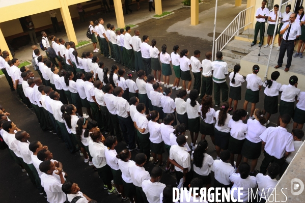 Une histoire de tenue scolaire  : l uniforme à l école.  Ecoles et uniformes dans des pays multiraciaux et de differentes convictions religieuses  . Ile Rodrigues , dans l ocean indien