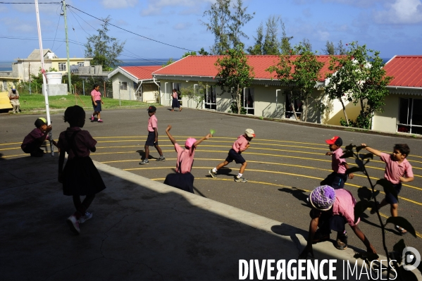 Une histoire de tenue scolaire  : l uniforme à l école.  Ecoles et uniformes dans des pays multiraciaux et de differentes convictions religieuses  . Ile Rodrigues , dans l ocean indien