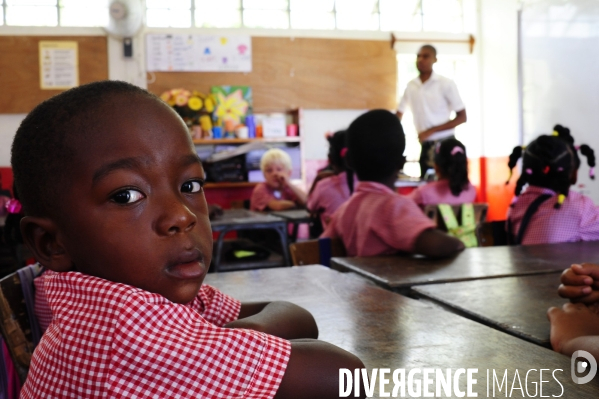 Une histoire de tenue scolaire  : l uniforme à l école.  Ecoles et uniformes dans des pays multiraciaux et de differentes convictions religieuses  . Ile de Rodrigues , dans l ocean indien