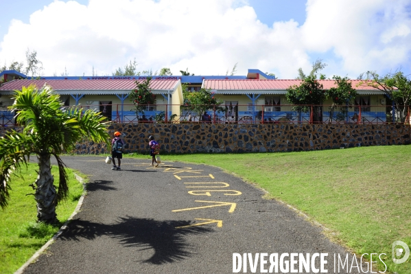 Une histoire de tenue scolaire  : l uniforme à l école.  Ecoles et uniformes dans des pays multiraciaux et de differentes convictions religieuses  . Ile de Rodrigues , dans l ocean indien