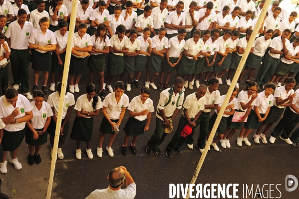 Une histoire de tenue scolaire  : l uniforme à l école.  Ecoles et uniformes dans des pays multiraciaux et de differentes convictions religieuses  . Ile de Rodrigues , dans l ocean indien