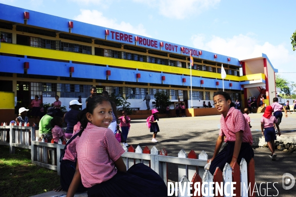 Une histoire de tenue scolaire  : l uniforme à l école.  Ecoles et uniformes dans des pays multiraciaux et de differentes convictions religieuses  . Ile de Rodrigues , dans l ocean indien