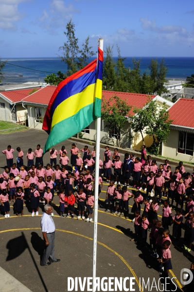 Une histoire de tenue scolaire  : l uniforme à l école.  Ecoles et uniformes dans des pays multiraciaux et de differentes convictions religieuses  . Ile de Rodrigues , dans l ocean indien
