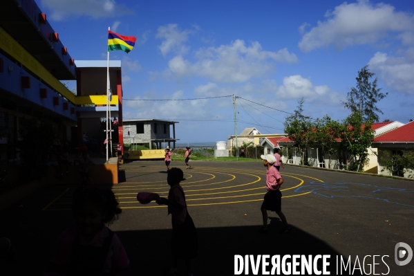 Une histoire de tenue scolaire  : l uniforme à l école.  Ecoles et uniformes dans des pays multiraciaux et de differentes convictions religieuses  . Ile de Rodrigues , dans l ocean indien